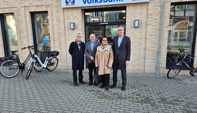 Spendenübergabe bei der Volksbank