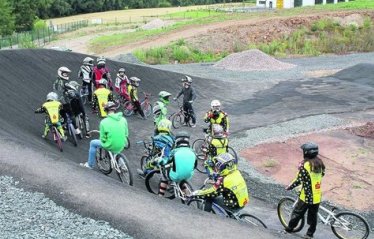 1146653938-sportlich-raiffeisenbank-calden-unterstuetzte-bmx-bahn-weimar-ahnatal-fotos-privat.9